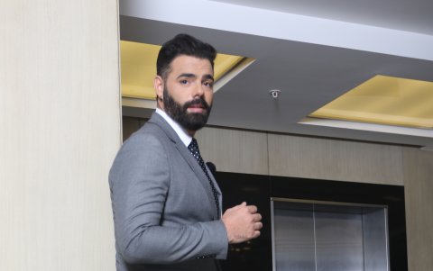 Luce más delgado y con barba.