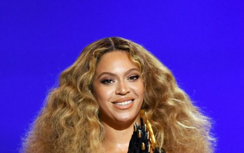 Fotografía facilitada este domingo por la Academia de la Grabación en la que se registró a la cantante Beyonce al recibir el premio a la Mejor Interpretación de R&B por 'Black Parade'.