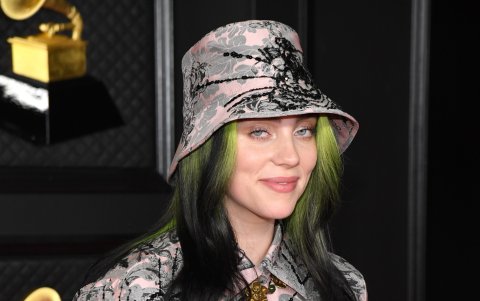 Fotografía facilitada por la Academia de la Grabación en la que se registró a la artista estadounidense Billie Eilish, ganadora de los premios Disco del Año por 'Everything I Wanted' y Mejor Canción Escrita para Medios Visuales por 'No Time To Die'.