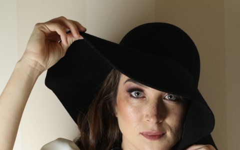 A Gaby no le importa sobrecargarse. Ama los accesorios que le permiten lograr un look llamativo.