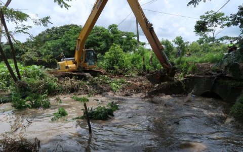 Trabajos. Maquinaria de la Prefectura llegó al lugar a retirar material de sedimento acumulado.