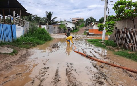 En toda la Península, las calles permanecen todavía con lodo.