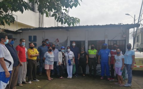 Efecto. La comunidad y policías luego de cambiarle la cara a la UPC.