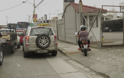 En Guayaquil, los motorizados ruedan sobre las aceras para acortar distancias y movilizarse con rapidez. El hecho causa enojo.