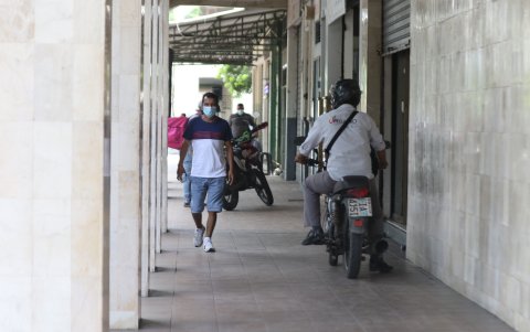 Centro. En los soportales de casco comercial, esas escenas se replican a diario. En el lugar circulan y se estacionan los motorizados.