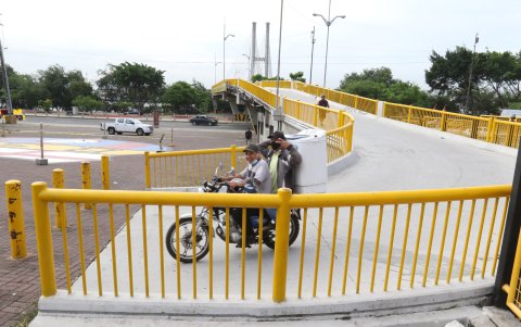 En el paso peatonal de la avenida Barcelona, los motociclistas se desplazan por el sitio ante los ojos de los vecinos y presencia de los peatones.