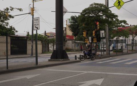 En la avenida Las Aguas,  los conductores de motos circulan en contravía y hasta pasan por debajo de las rejas.