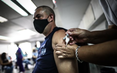 La campaña de vacunación argentina avanza a un ritmo menor al pautado inicialmente por el Gobierno.