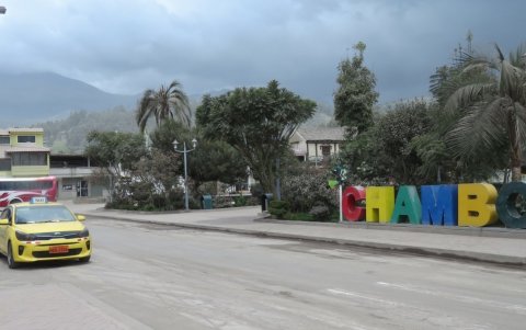 Calle. El nombre de la ciudad está acompañado con una representación del apelativo brujos.