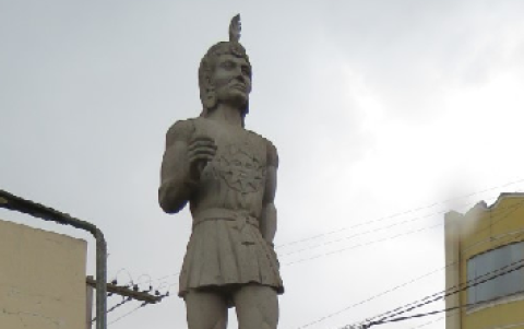 . Escultura. El monumento al cacique Achamba, de quien la ciudad tomó nombre.