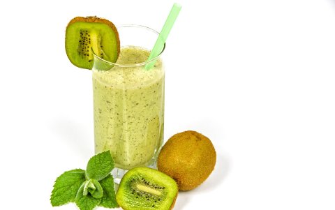 Una opción nutritiva y refrescante es el batido de kiwi