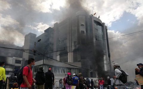 El edificio de la Contraloría, en Quito, fue tomado e incendiado por turbas violentas durante las manifestaciones de octubre de 2019.