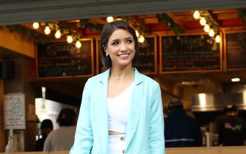 Le encanta la playa, caminar por el centro de la ciudad y practicar ejercicios.