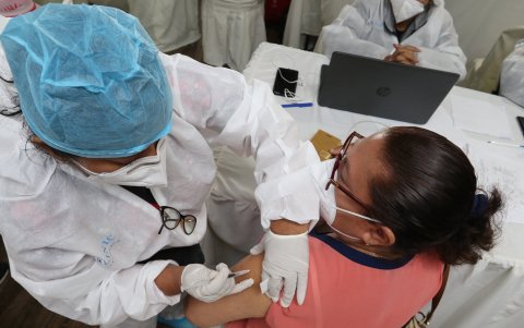 Jornada. Médicos y enfermeras privados se vacunan en las instalaciones de la Universidad Espíritu Santo.