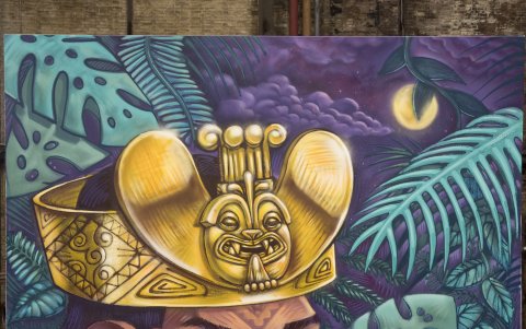 Sus murales transgreden el orden y la dinámica urbana con imágenes y mensajes de fuerte contenido,