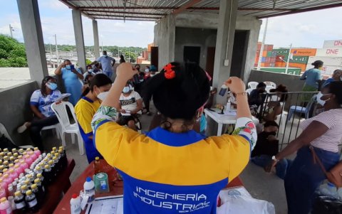 la capacitación a las futuras emprendedoras está a cargo de estudiantes de la Universidad Politécnica Salesiana.