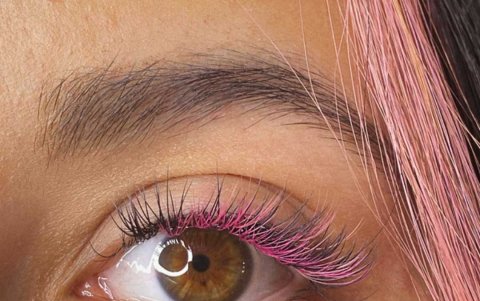 Extensiones de pestañas de colores.