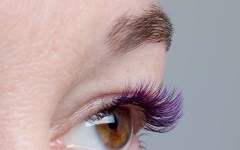 Extensiones de pestañas moradas.