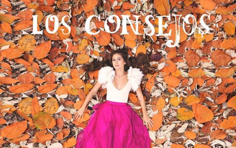 Un día, en medio de la cuarentena, recibió una llamada de Greeicy: iba a tener el lanzamiento de Los Consejos y quería  ayuda con el vestuario. La artista tenía claro lo que quería utilizar y Daniela tuvo que armar el look en 24 horas. La falda rosada que Greecy luce e la portada es suya.