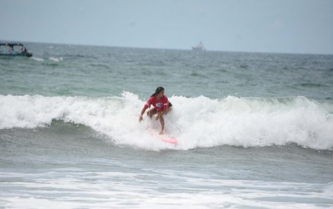 Génesis mientras muestra su destreza sobre una ola en Manta.