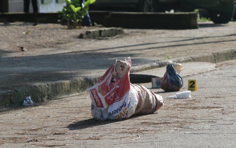 En un saco fue guardado el cuerpo del fallecido.