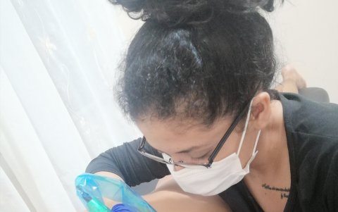 Valeria Ortiz se graduó de profesora de Educación Inicial en 2019, pero tampoco ha conseguido empleo. Mientras tanto, aprendió a realizar tatuajes.