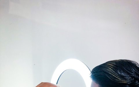 Carlos Palma es otro profesional que aún no halla empleo en su campo. Psicólogo graduado en 2018, trabaja informalmente como fotógrafo y taxista.