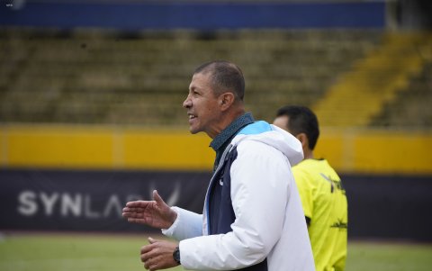 Winston Cifuentes es asistente de Santiago Escobar en la Católica, pero por ahora es técnico principal por la momentánea ausencia de Sachi.