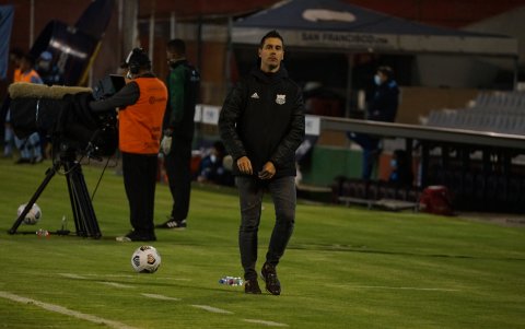 Juan Rescalvo es asistente de su hermano Ismael en Emelec. Ambos también son ingenieros.