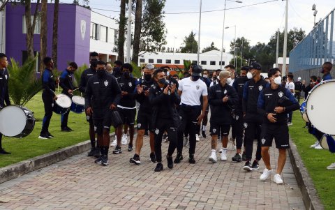 Los jugadores de Independiente del Valle caminaron hacia los camerinos por una calle de honor.