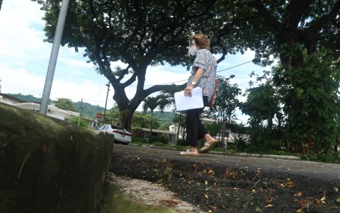 Laura Gómez, adulta mayor,  camina a diario por varias calles de Urdesa central que no han sido regeneradas desde hace 20 años.