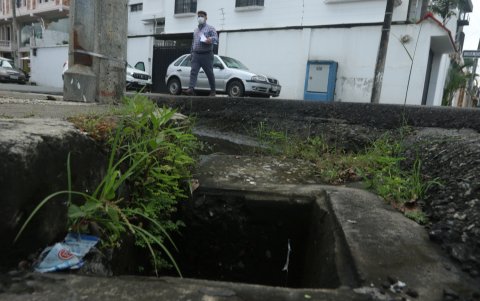 Al desnivel entre la vía y la acera se suma la falta de la rejilla de alcantarillado, hay riesgo de caer.