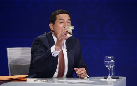 Andrés Arauz de UNES abrió la ronda de economía y empleo.