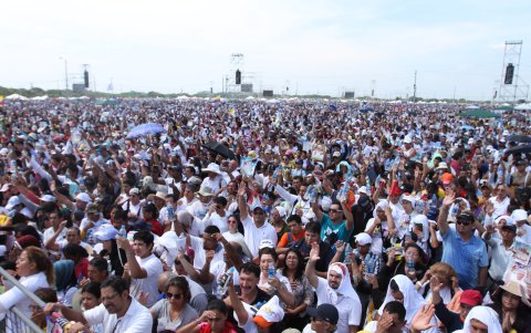 Más de dos millones de fieles asistieron a las dos misas que Francisco dio en el país. Foto en el Parque Samanes.