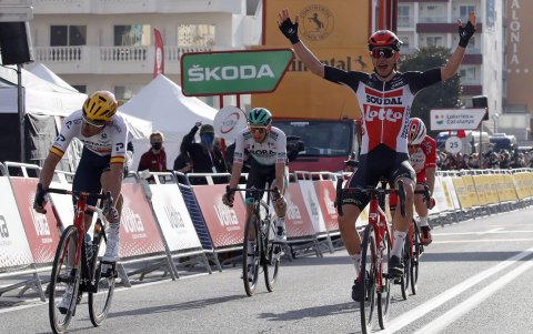 El danés Andreas Kron (Lotto Soudal) se enfundó este lunes en Calella de Marc (Barcelona) el primer maillot blanquiverde de la Volta