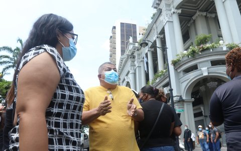 Petición. Los dueños de estos negocios marcharon este lunes 21 de marzo.