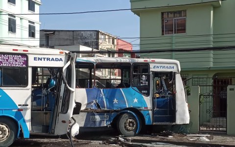 Una vivienda resultó afectada tras el impacto.
