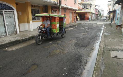 Ciudad. En la cabecera cantonal también hay puntos, como la calle 9 de Octubre, donde recorren baches y grietas.
