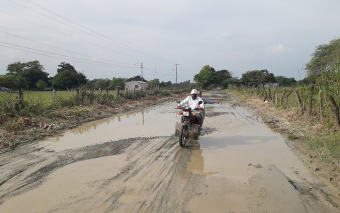 Hecho. Los pobladores se quejan del estado de la carretera.