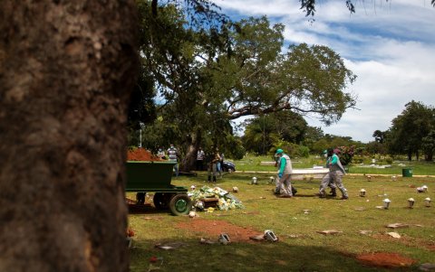 Trabajadores cargan un ataúd en el cementerio Campo de Esperanza, hoy, en Brasilia (Brasil).
