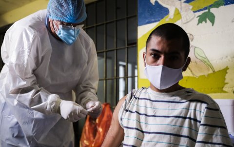 Reclusos reciben la primera dosis de la vacuna china Coronavac, hoy en la prisión uruguaya Santiago Vázquez (ubicada en las afueras de Montevideo).