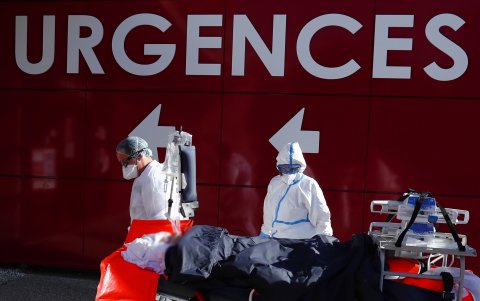 El gobierno francés se resiste a decretar un nuevo confinamiento general alrededor de todo el territorio nacional, pero sí ha establecido nuevas restricciones en 16 departamentos del país.