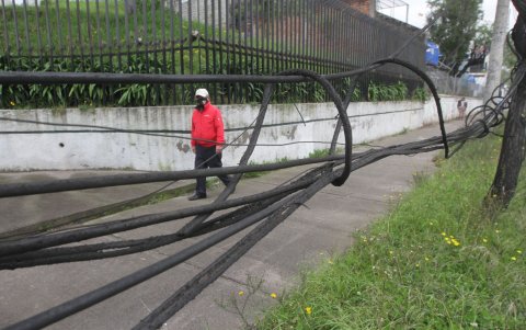 Vecinos señalan que los cables colgados son utilizados por antisociales para descolgarse hacia los patios de las viviendas cercanas.
