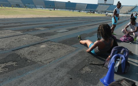 Pasado. Un torneo colegial y la manifestación de correr por 24 horas para demandar el arreglo de la superficie fueron las últimas actividades que la pista soportó en 2018.