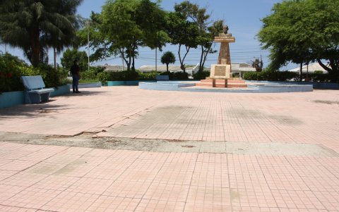 En el parque General Enríquez Gallo los adoquines está levantado y el cemento asimismo roto.