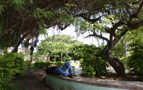 Santa Rosa. El parque central, regenerado en 2016, no recibe a turistas como se esperaba, sino personas que duermen en él, beben, delinquen y hasta consumen drogas.