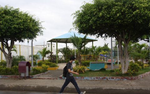 En el parque Evaristo Montenegro las estructuras permanecen con la pintura desgastada. En las noches, la iluminación es nula.