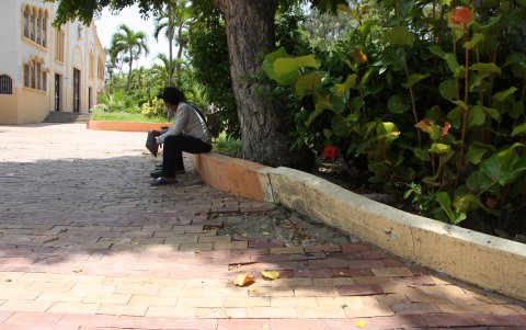 Los adoquines también permanecen levantados en el Parque Central de Salinas, en Chipipe.