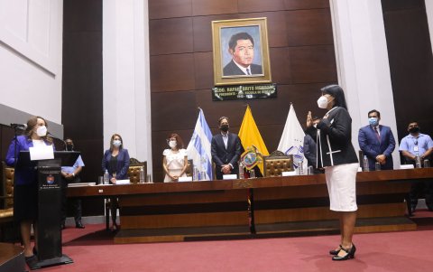 Sofía Lovato presta juramento como nueva vicerrectora de la Universidad de Guayaquil.