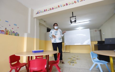 Las aulas están implementadas con nuevo mobiliario y equipamiento tecnológico para un mejor proceso de enseñanza y aprendizaje.